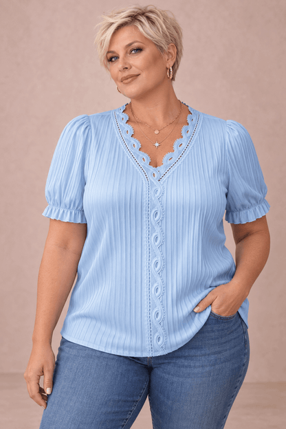  Modelo Cashia talla 2XL con Camiseta Cashia Jaén celeste en medio plano superior sobre fondo nude
