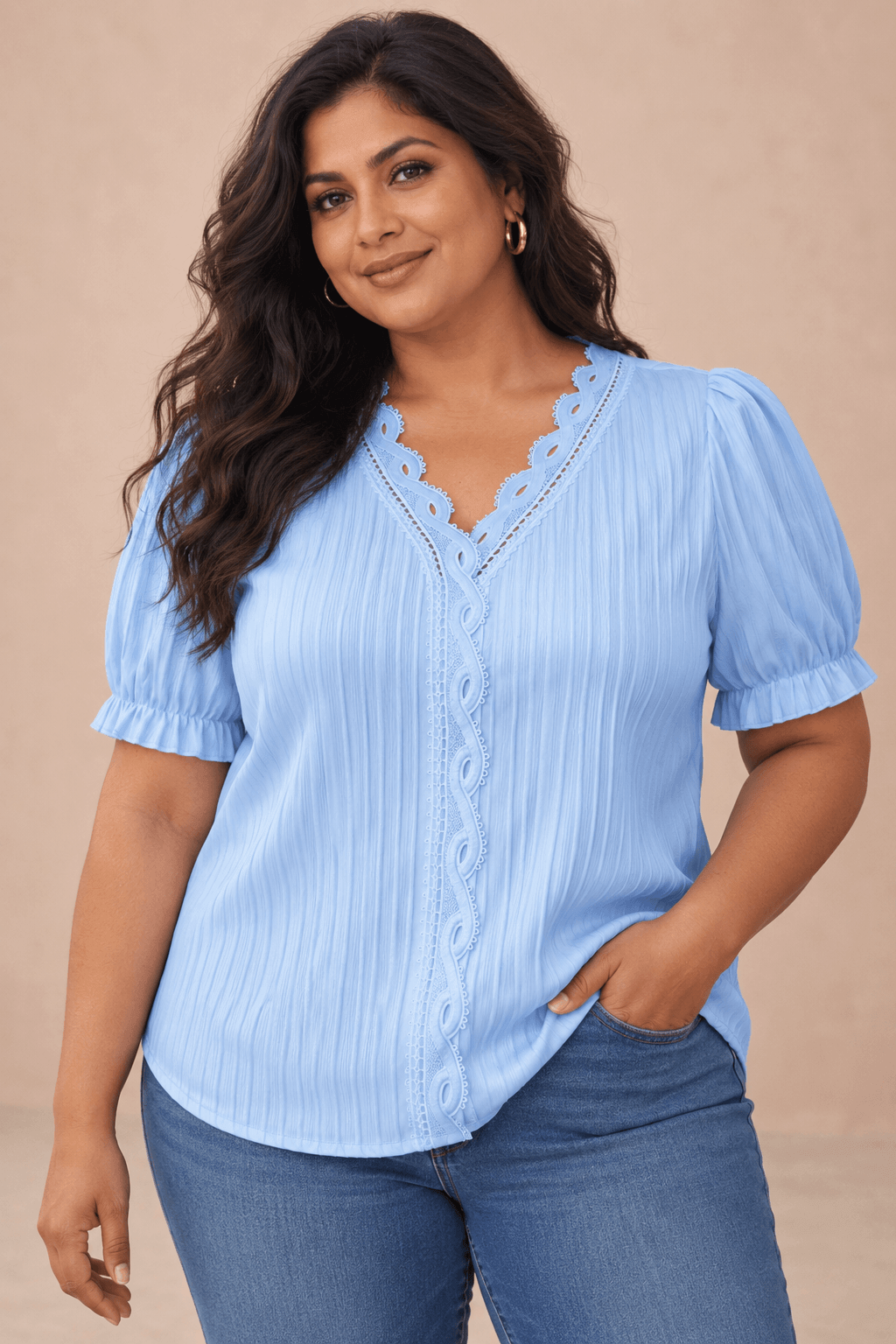 Modelo Cashia talla 3XL con Camiseta Cashia Jaén celeste en medio plano superior sobre fondo nude
