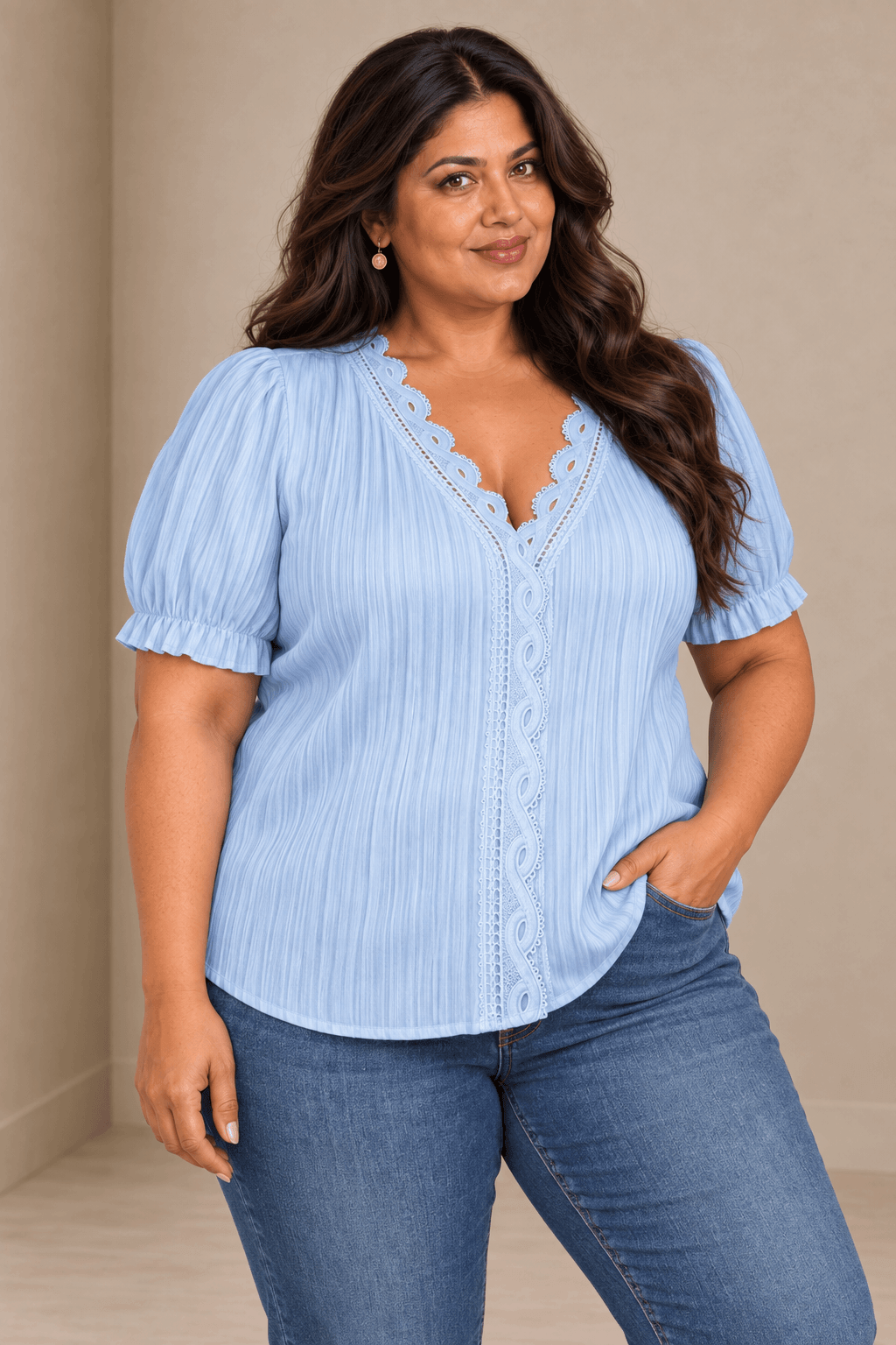 Modelo Cashia talla 4XL con Camiseta Cashia Jaén celeste en medio plano superior sobre fondo nude
