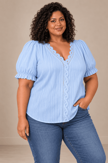 Modelo Cashia talla 5XL con Camiseta Cashia Jaén celeste en medio plano superior sobre fondo nude