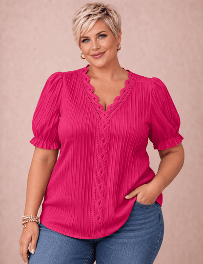 Modelo Cashia talla 2XL con Camiseta Cashia Jaén fucsia en medio plano superior sobre fondo nude
