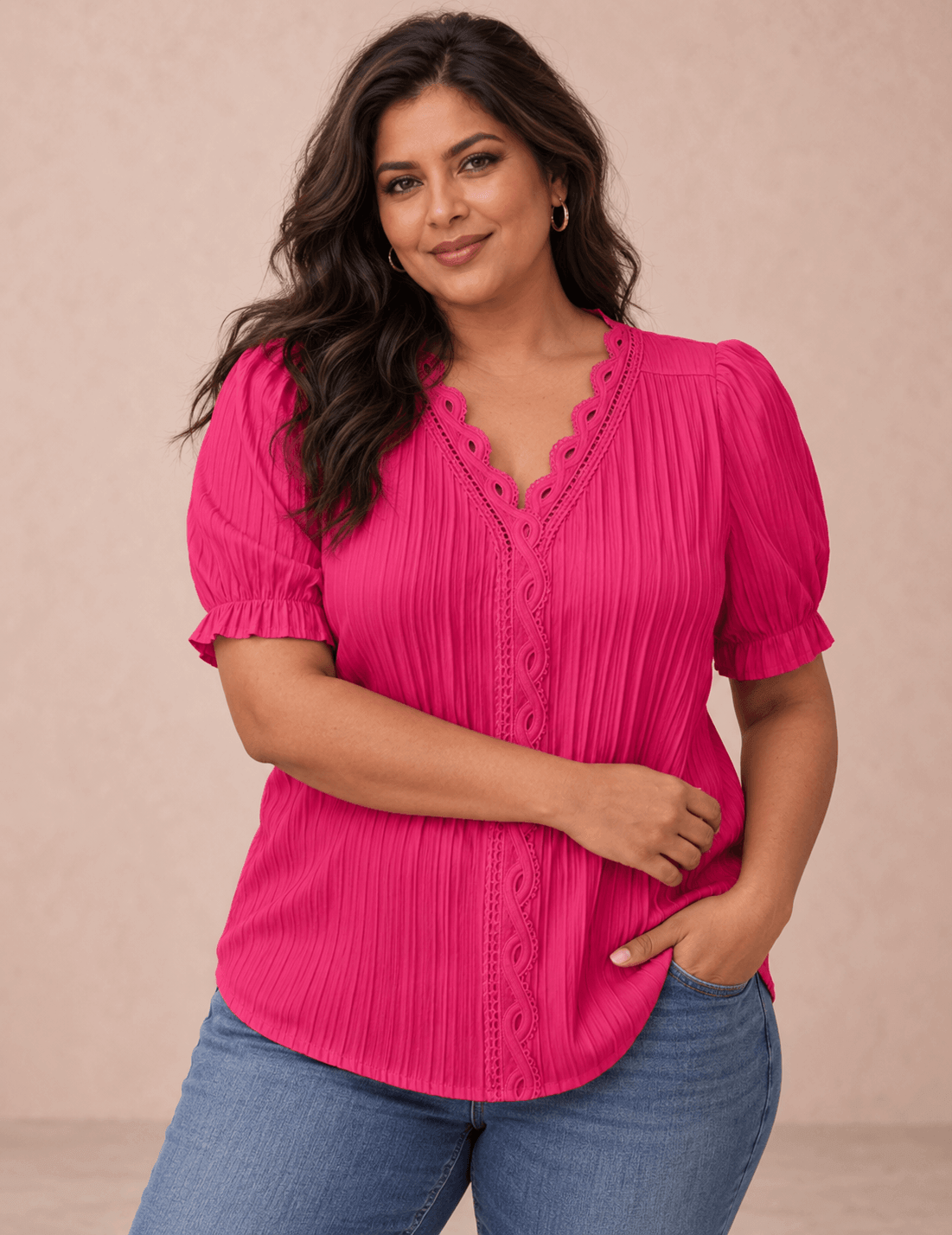 Modelo Cashia talla 3XL con Camiseta Cashia Jaén fucsia en medio plano superior sobre fondo nude
