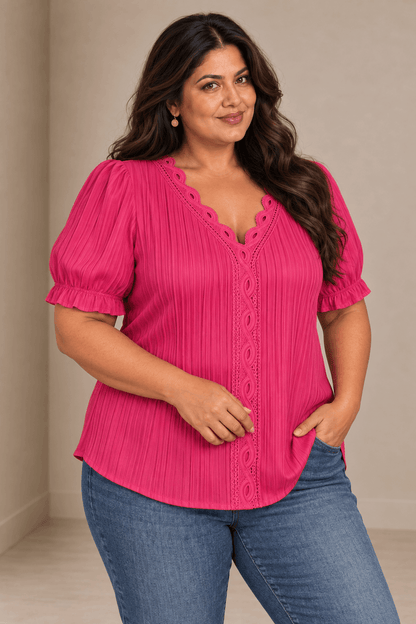 Modelo Cashia talla 4XL con Camiseta Cashia Jaén fucsia en medio plano superior sobre fondo nude