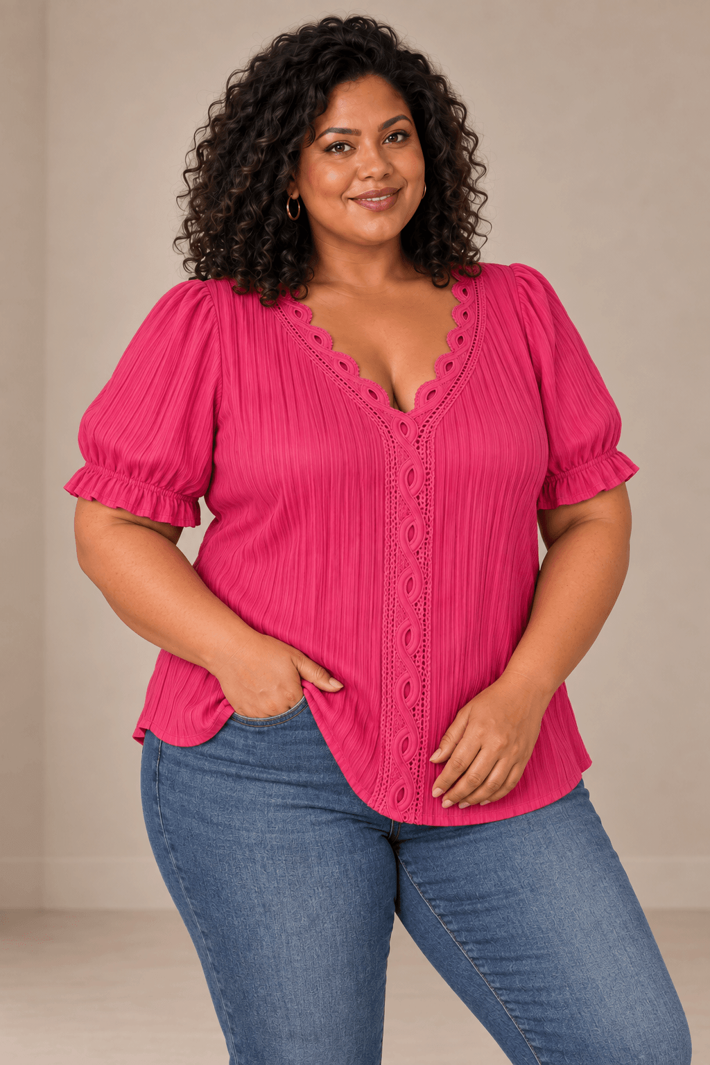 Modelo Cashia talla 5XL con Camiseta Cashia Jaén fucsia en medio plano superior sobre fondo nude
