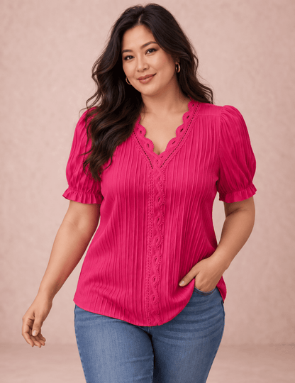 Modelo Cashia talla L con Camiseta Cashia Jaén fucsia en medio plano superior sobre fondo nude
