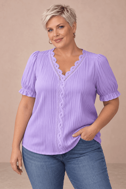 Modelo Cashia talla 2XL con Camiseta Cashia Jaén morada en medio plano superior sobre fondo nude
