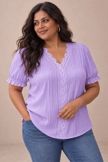 Modelo Cashia talla 3XL con Camiseta Cashia Jaén morada en medio plano superior sobre fondo nude
