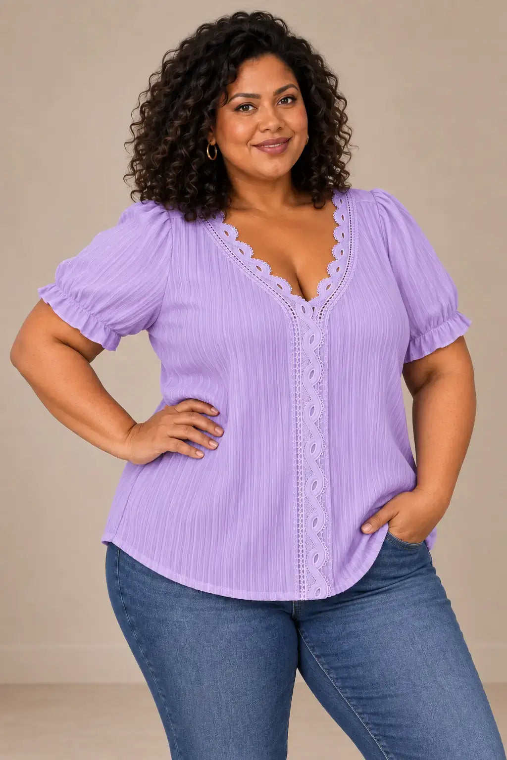 Modelo Cashia talla 5XL con Camiseta Cashia Jaén morada en medio plano superior sobre fondo nude
