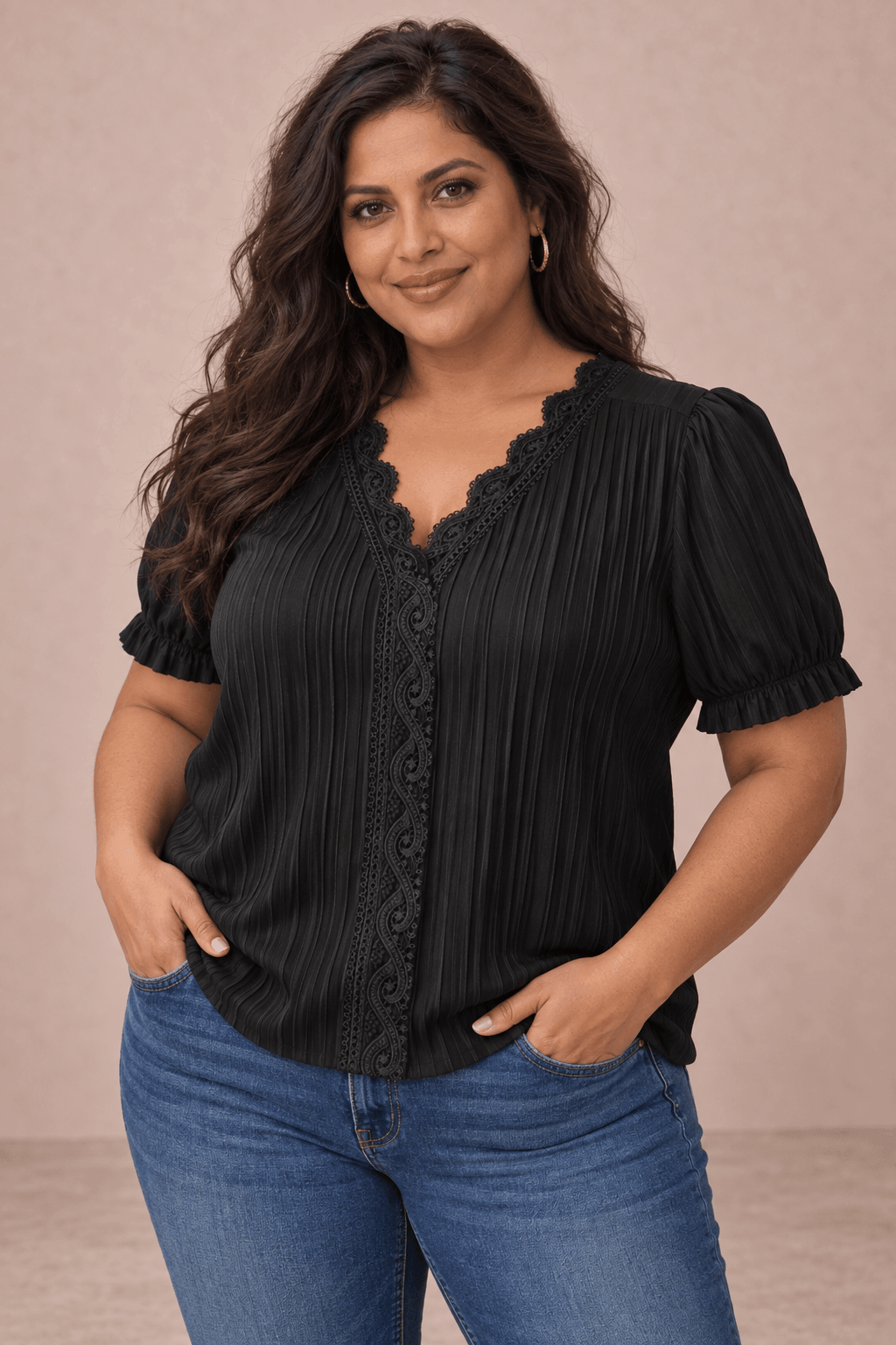  Modelo Cashia talla 3XL con Camiseta Cashia Jaén negra en medio plano superior sobre fondo nude
