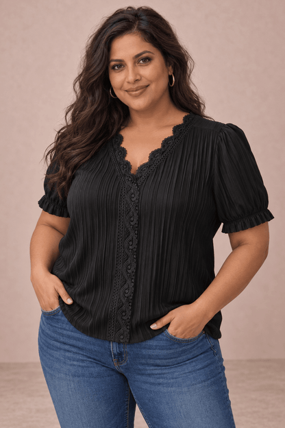  Modelo Cashia talla 3XL con Camiseta Cashia Jaén negra en medio plano superior sobre fondo nude

