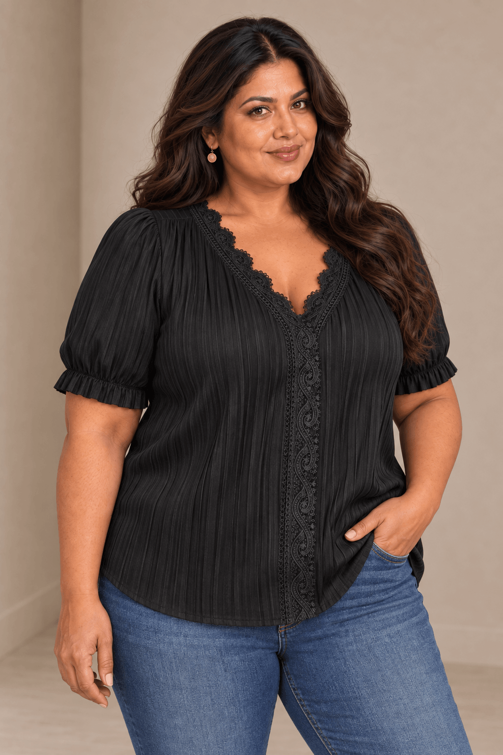 Modelo Cashia talla 4XL con Camiseta Cashia Jaén negra en medio plano superior sobre fondo nude