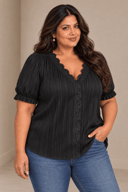 Modelo Cashia talla 4XL con Camiseta Cashia Jaén negra en medio plano superior sobre fondo nude