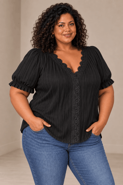 Modelo Cashia talla 5XL con Camiseta Cashia Jaén negra en medio plano superior sobre fondo nude