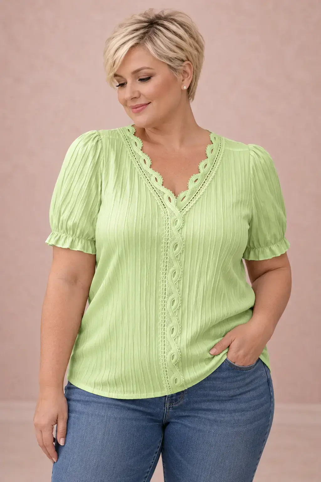 Modelo Cashia talla 2XL con Camiseta Cashia Jaén verde claro en medio plano superior sobre fondo nude