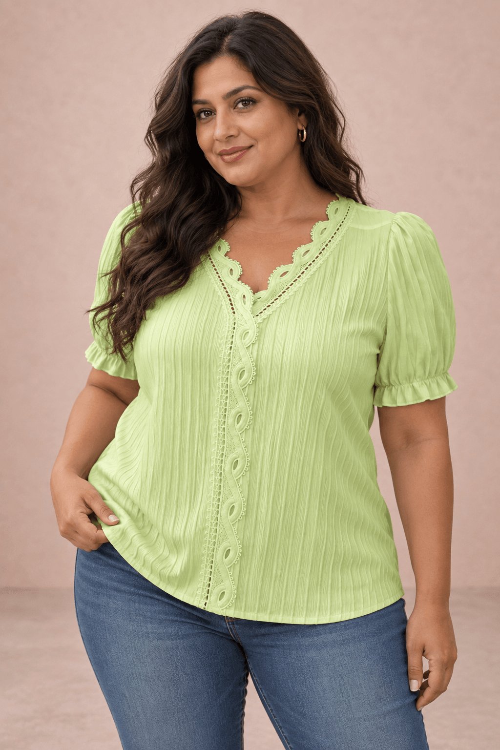 Modelo Cashia talla 3XL con Camiseta Cashia Jaén verde claro en medio plano superior sobre fondo nude