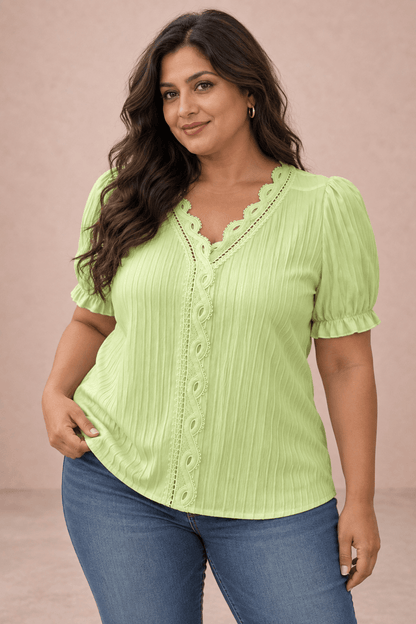 Modelo Cashia talla 3XL con Camiseta Cashia Jaén verde claro en medio plano superior sobre fondo nude