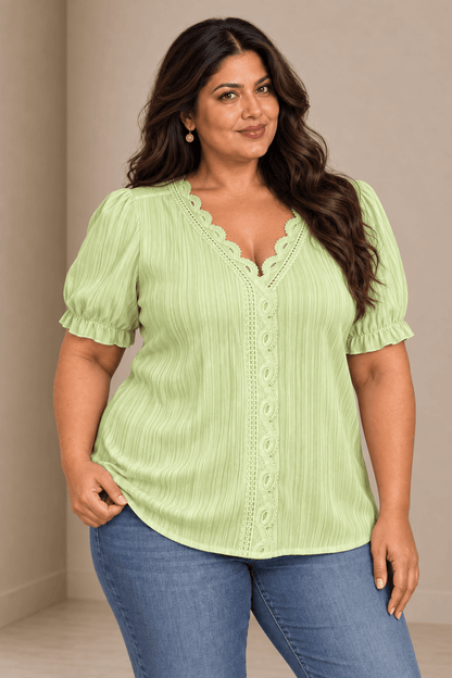 Modelo Cashia talla 4XL con Camiseta Cashia Jaén verde claro en medio plano superior sobre fondo nude