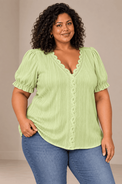 Modelo Cashia talla 5XL con Camiseta Cashia Jaén verde claro en medio plano superior sobre fondo nude
