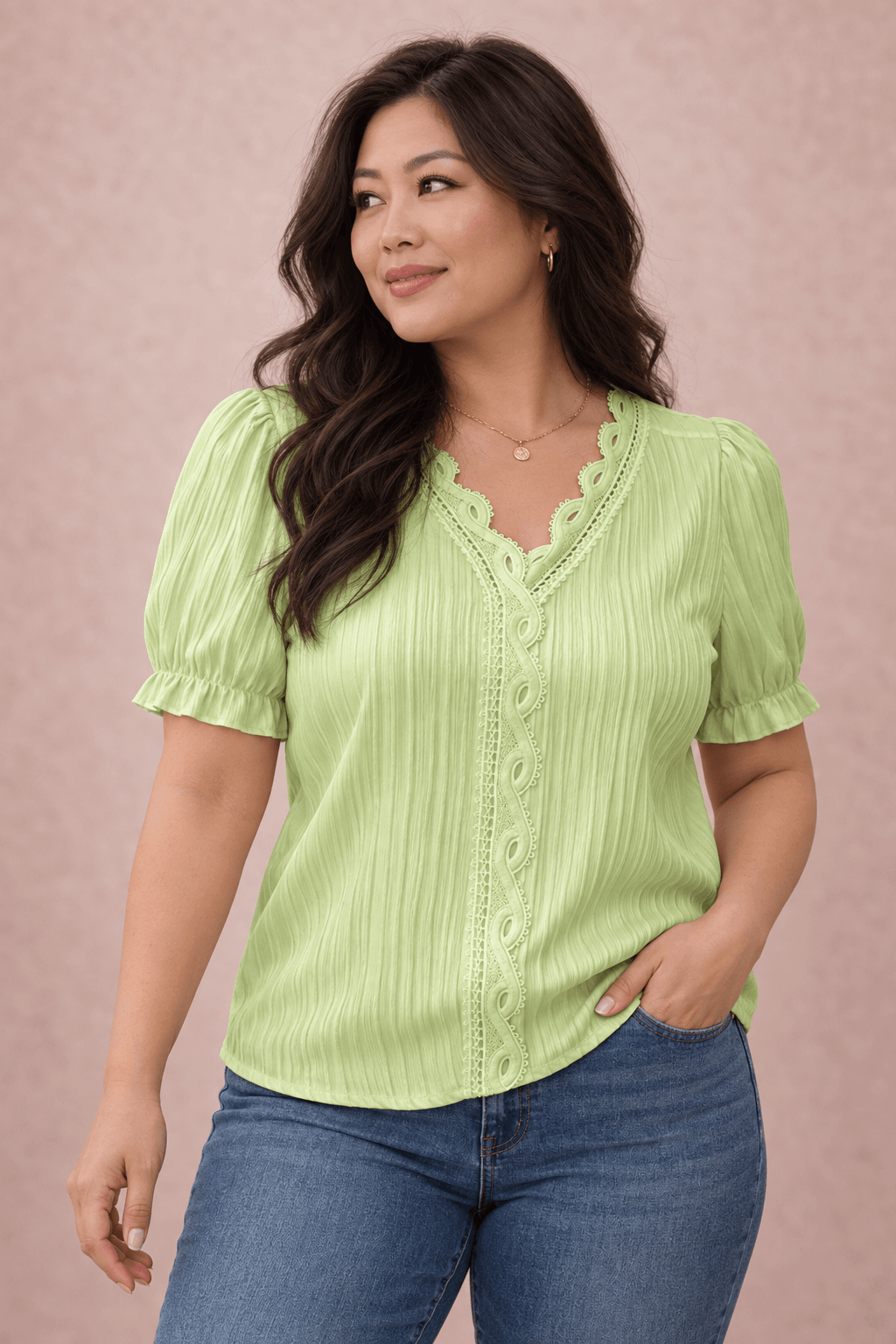 Modelo Cashia talla L con Camiseta Cashia Jaén verde claro en medio plano superior sobre fondo nude
 
