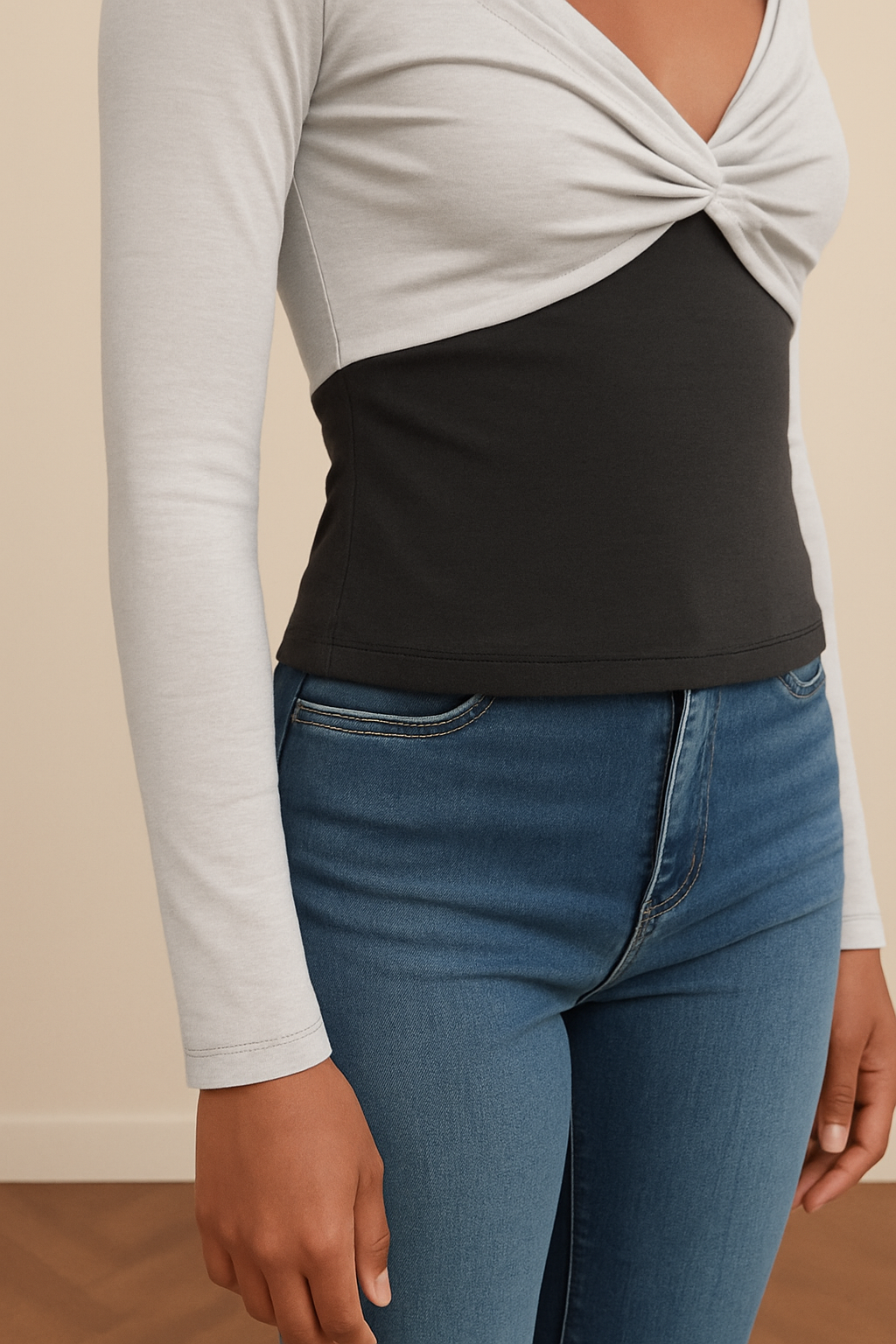 Camiseta Cashia Málaga, manga larga, color gris claro, detalle de la manga y el bajo