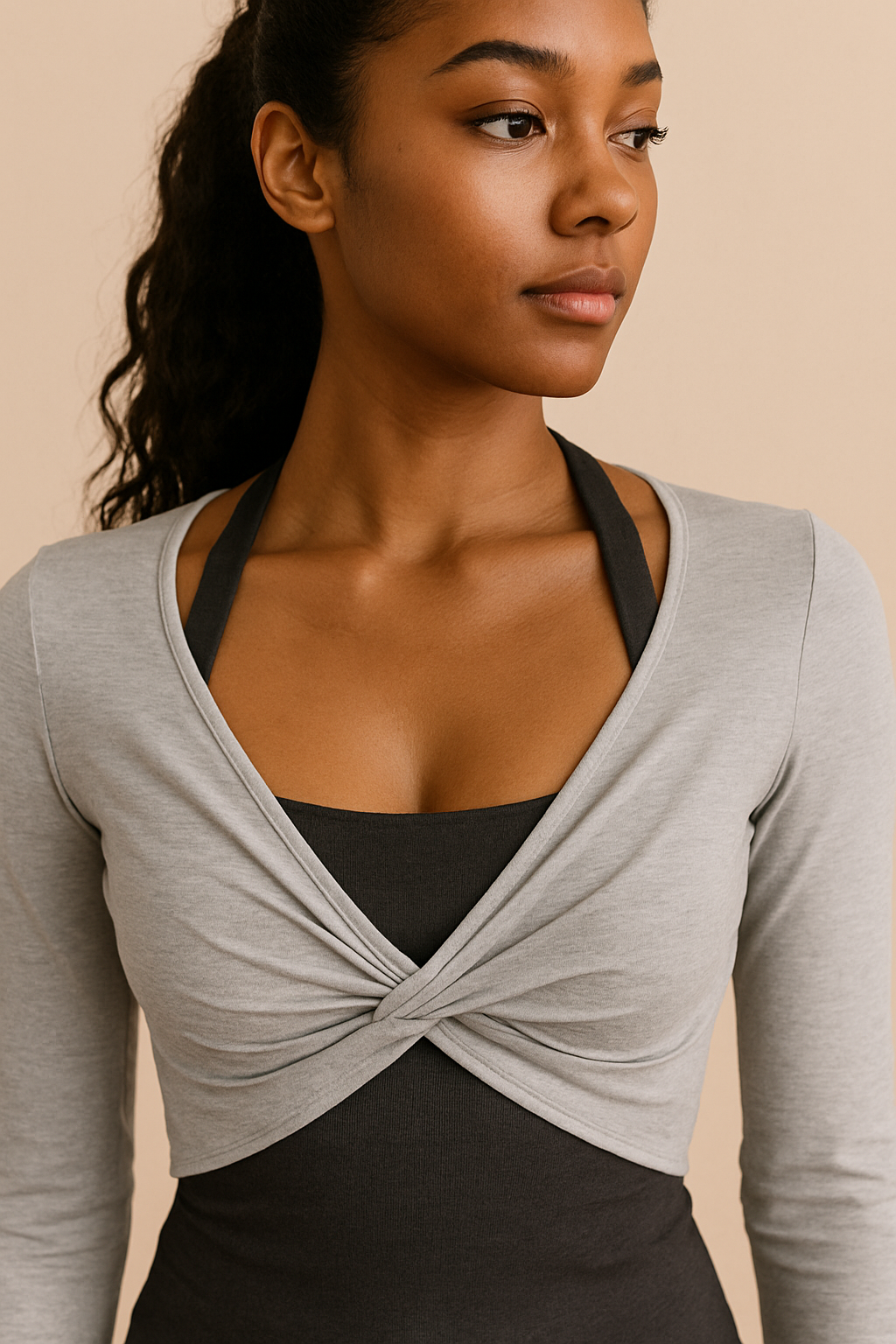 Camiseta Cashia Málaga, manga larga, color gris claro, vista frontal, detalle escote
