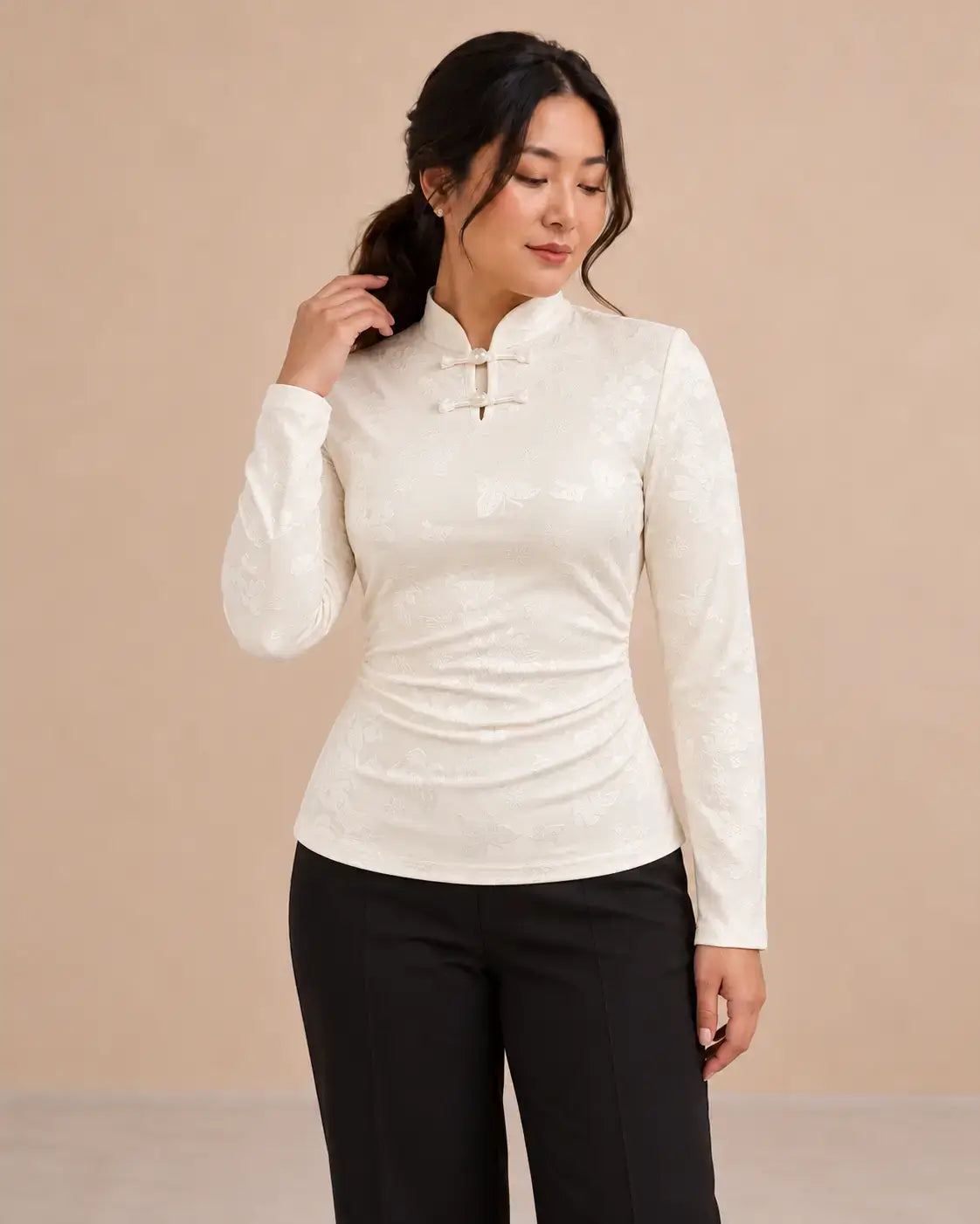 Camiseta mujer cuello mao detalle floral Cashia Nácar, ideal para un look elegante y moderno.