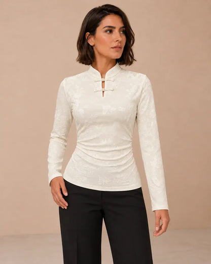 Camiseta mujer cuello mao detalle floral Cashia Nácar, elegante y cómoda, ideal para ocasiones especiales.