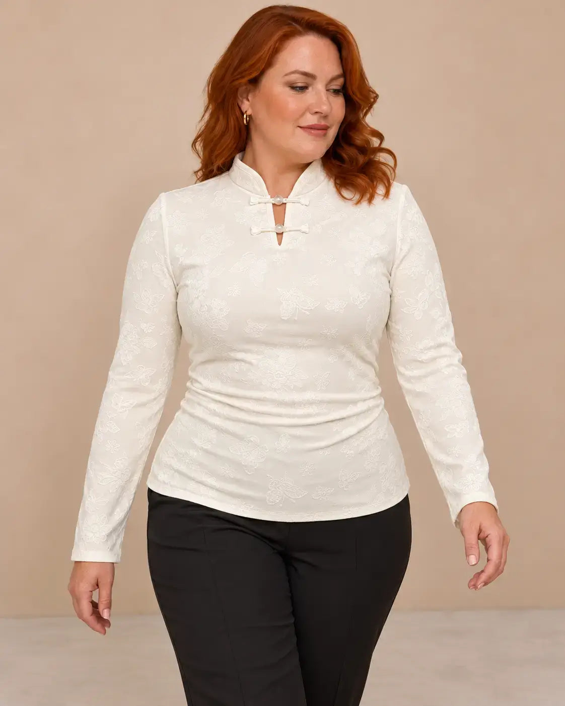 Camiseta mujer cuello mao detalle floral, de manga larga, con diseño elegante y ajuste cómodo, color blanco.