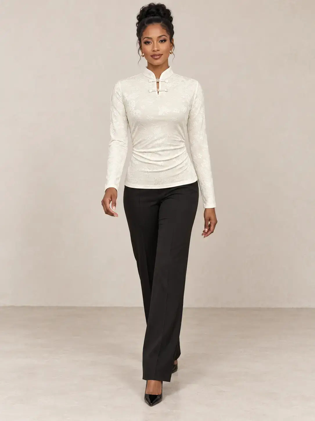 Camiseta mujer cuello mao detalle floral Cashia Nácar, estilo elegante con pantalones negros.