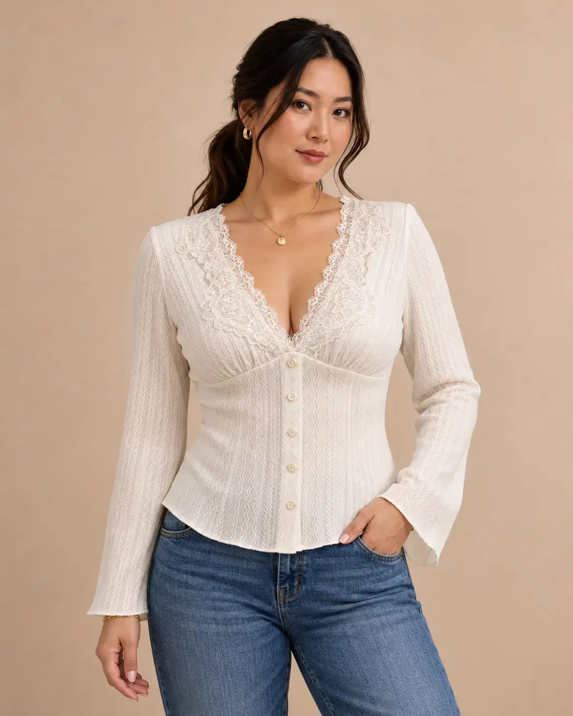 Camiseta larga encaje botones en color blanco con detalles de encaje y botones frontales, modelo con jeans.