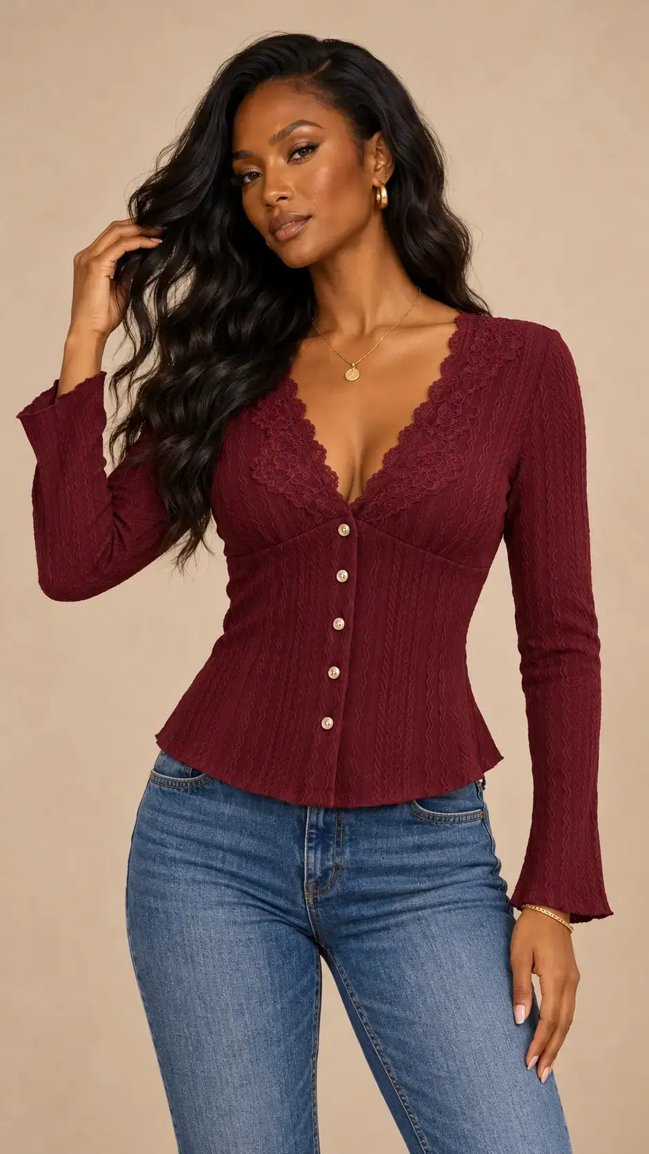 Camiseta larga encaje botones color burdeos con detalles de encaje y botones en el frente, modelo en jeans.