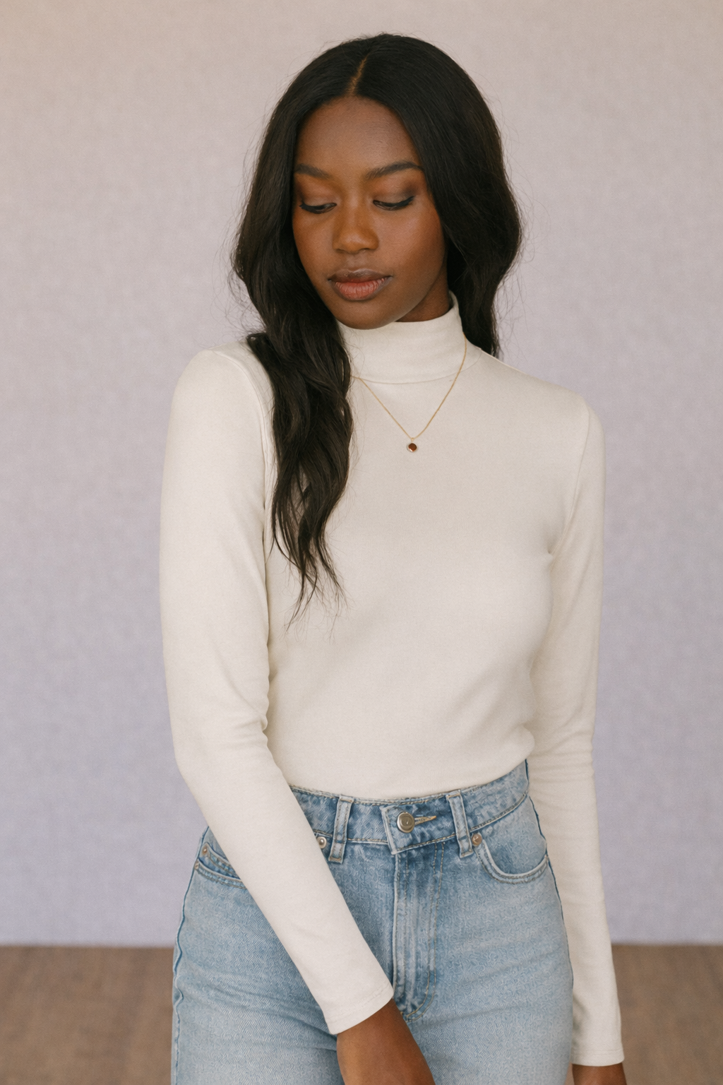Camiseta crudo Cashia Basic CA de manga larga, vista frontal en medio plano, con ajuste limpio y estilo minimalista.