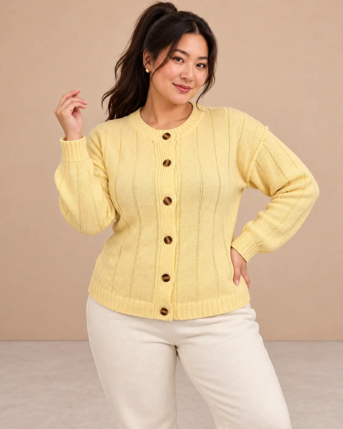 Cárdigan Cashia Boj amarillo, talla L, medio plano superior con modelo asiática de cola alta.