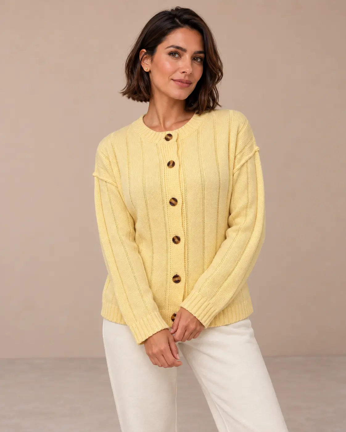 Cárdigan Cashia Boj amarillo, talla M, medio plano superior con modelo de pelo corto bob.