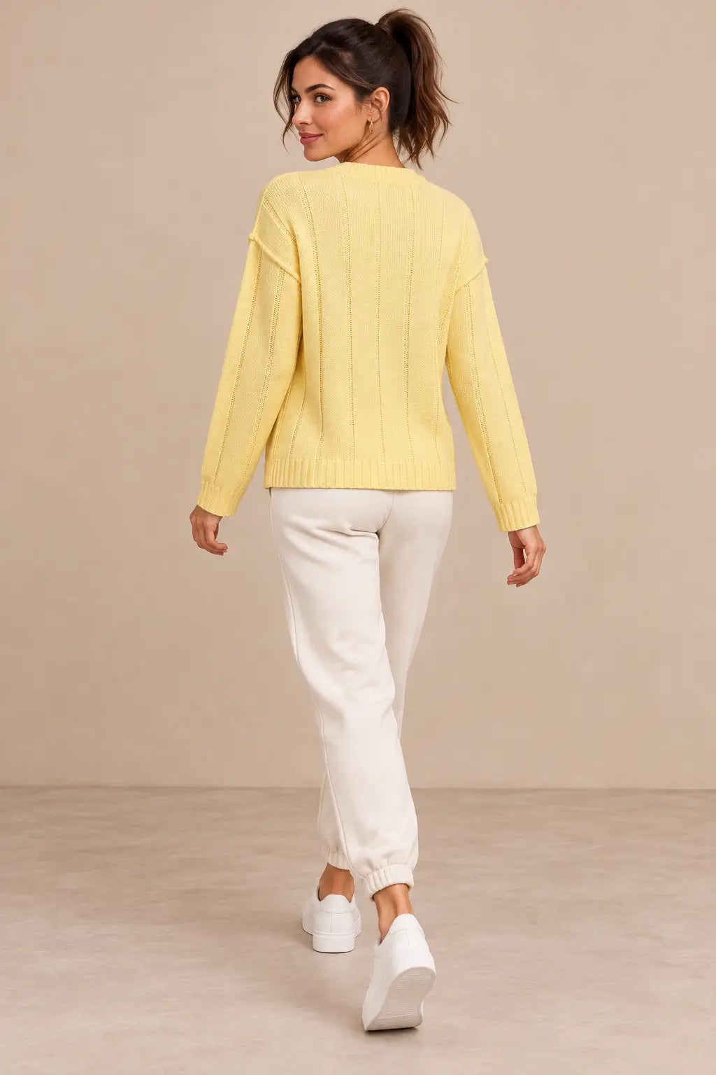 Cárdigan Cashia Boj amarillo, talla S, vista de espalda con dibujo vertical de punto y hombros caídos.