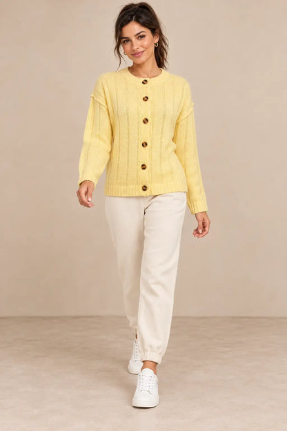 Cárdigan Cashia Boj amarillo, talla S, vista frontal con modelo morena de cola alta y estilismo sport.