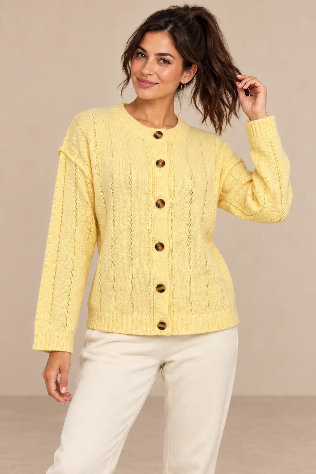 Cárdigan Cashia Boj amarillo, talla S, medio plano superior con modelo morena de cola alta.