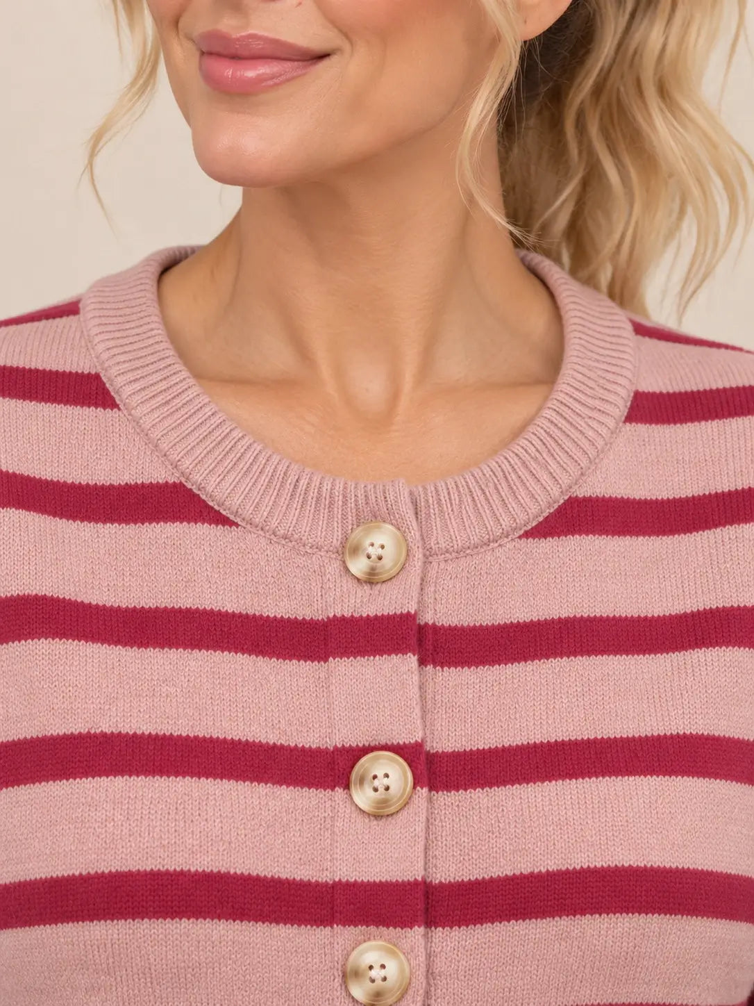 Detalle sobre modelo del cuello redondo de canalé rosa del cárdigan Cashia Brezo.