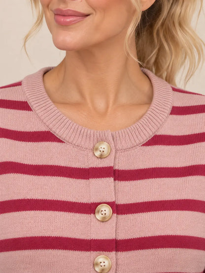Detalle sobre modelo del cuello redondo de canalé rosa del cárdigan Cashia Brezo.