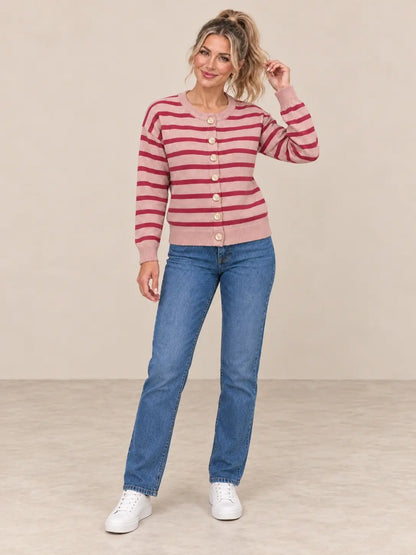 cardigan-cashia-brezo-rosa-burdeos-talla-s-frontal.webp	Cárdigan Cashia Brezo rosa con rayas burdeos, vista frontal con vaqueros, talla S.