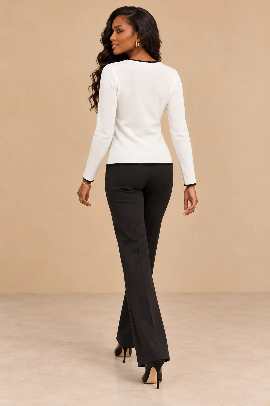 Cárdigan Cashia Irati blanco con ribetes negros, talla S, vista de espalda lisa y manga larga.