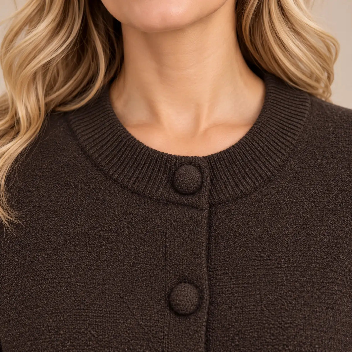 Primer plano sobre modelo del cuello redondo de canalé del cárdigan Cashia Tejo marrón oscuro.