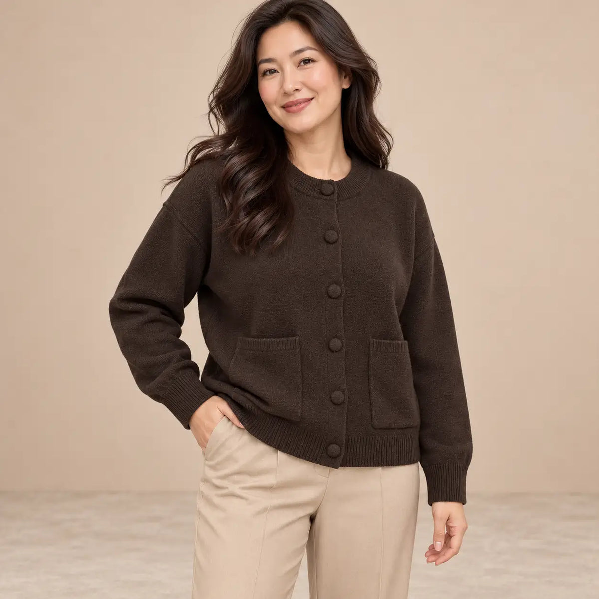 Modelo de pelo suelto con cárdigan Cashia Tejo marrón oscuro, talla L, en medio plano superior.