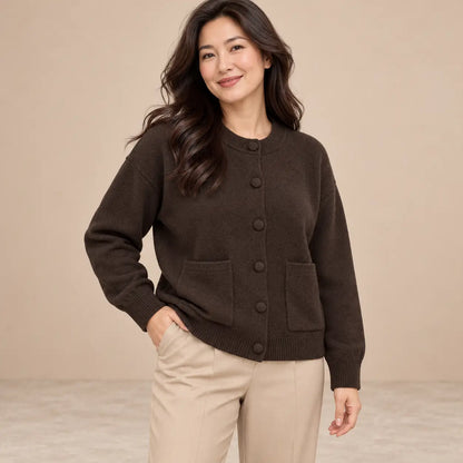 Modelo de pelo suelto con cárdigan Cashia Tejo marrón oscuro, talla L, en medio plano superior.