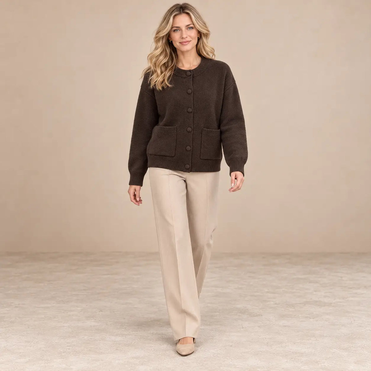 Cárdigan Cashia Tejo marrón oscuro, talla S, vista frontal con pantalón de vestir beige.