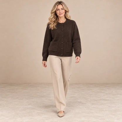 Cárdigan Cashia Tejo marrón oscuro, talla S, vista frontal con pantalón de vestir beige.