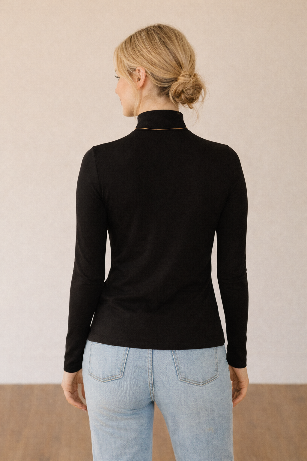 Camiseta negra Cashia Basic CA de manga larga, vista trasera, con diseño limpio y ajuste recto en la espalda.