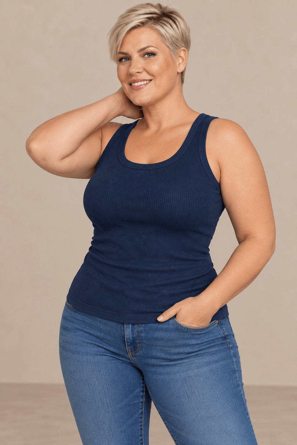 Camiseta Cashia Basic TAU azul marino de tirantes, talla 2XL, con modelo rubia de pelo corto.