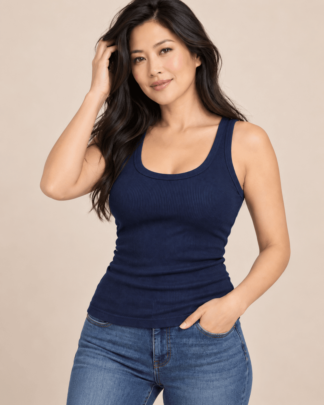 Camiseta Cashia Basic TAU azul marino de escote redondo, talla L, con modelo asiática.