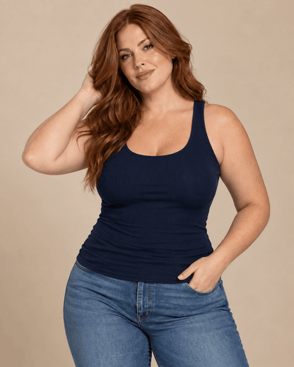 Camiseta Cashia Basic TAU azul marino de tejido canalé, talla XL, con modelo Cashia pelirroja.